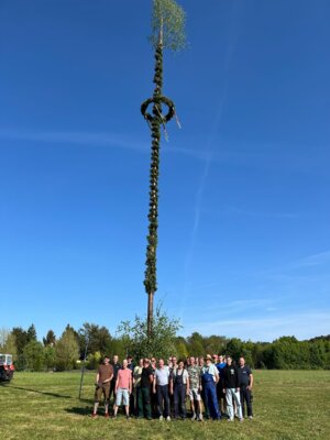 Foto des Albums: Girlande wickeln, Maibaum aufstellen und eine Linde pflanzen
