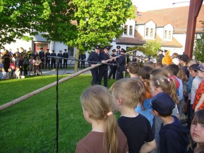 Foto des Albums: Maibaumsetzen - wir feiern den Frühling!