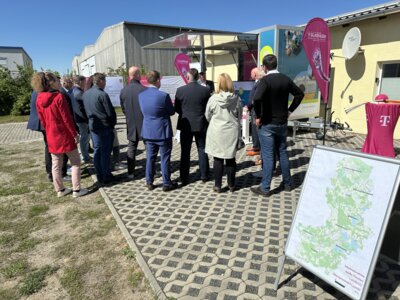 20250506 Abschluss Breitbandausbau Termin Kalkwitz Bild Landkreis OSL Nora Bielitz 3  (Bild vergr&ouml;&szlig;ern)