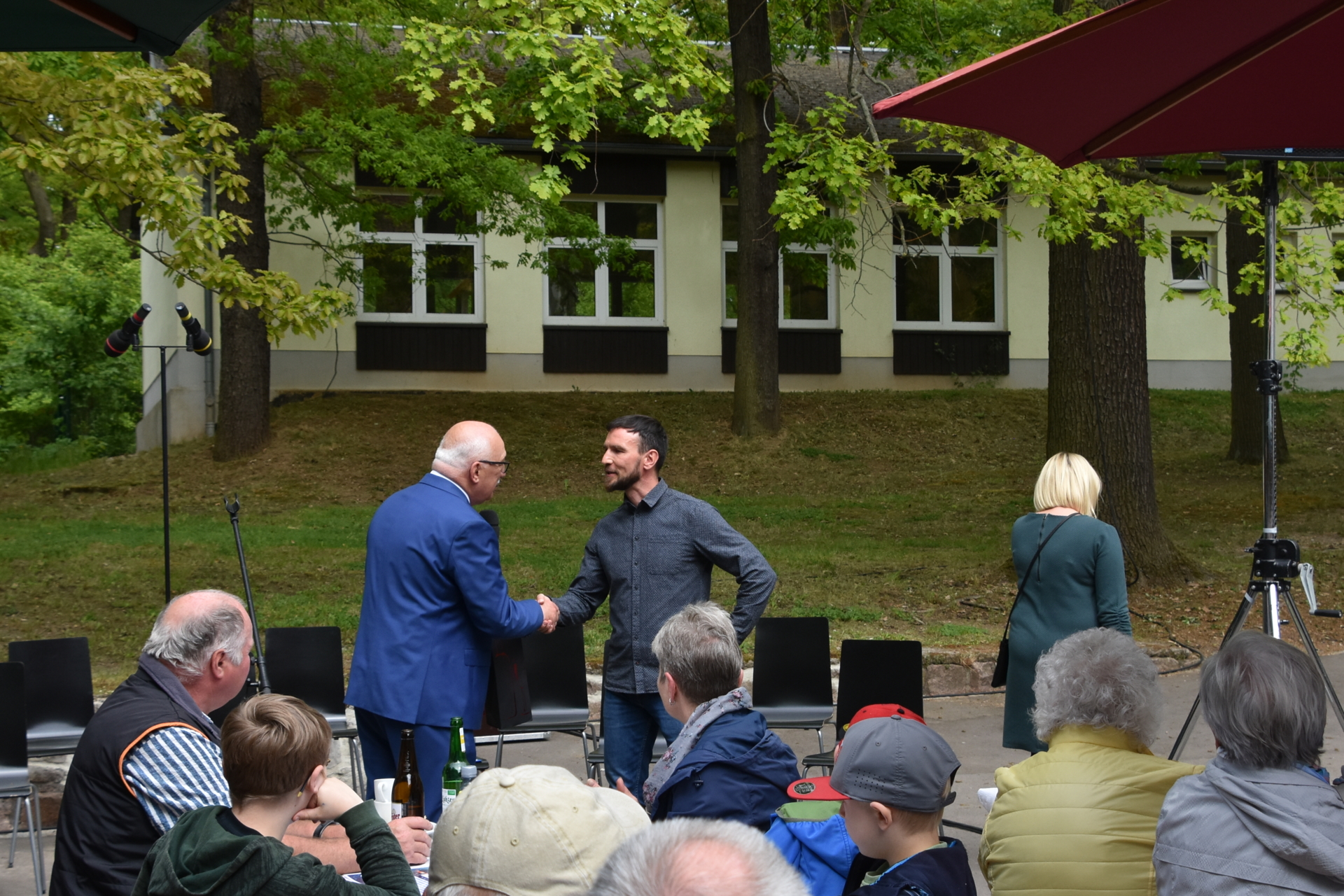 Bild: Bürgermeister und Herr Best
