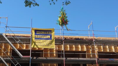 Vorschaubild: die Richtkrone auf der neuen Turnhalle