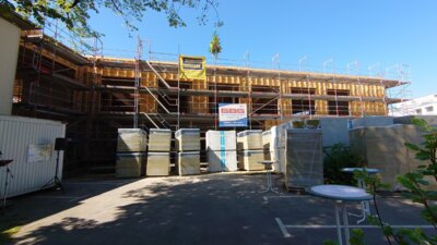 Vorschaubild: die Richtkrone auf der neuen Turnhalle
