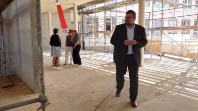 Vorschaubild: Bürgermeister Kandels; Vertreter der Schule