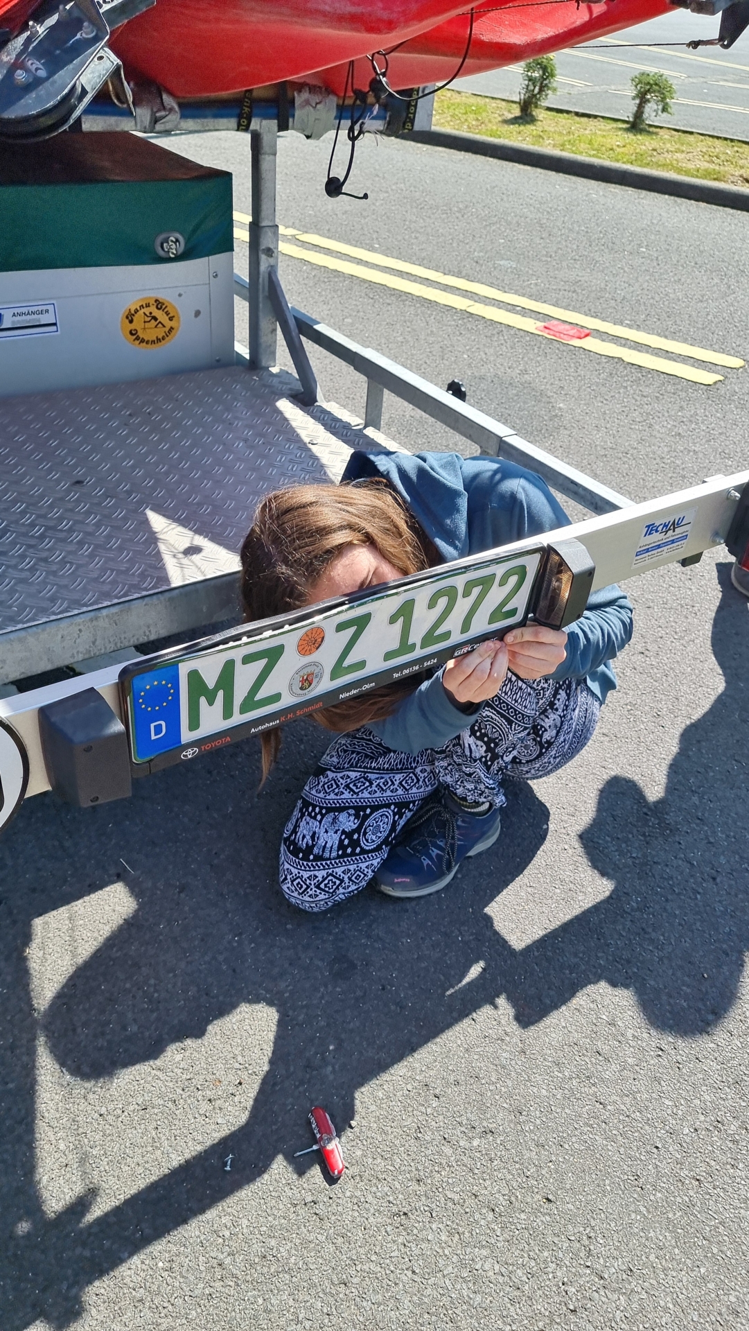 Bild: Kleine Zwischenreparatur, da das Nummernschild fast abfiel