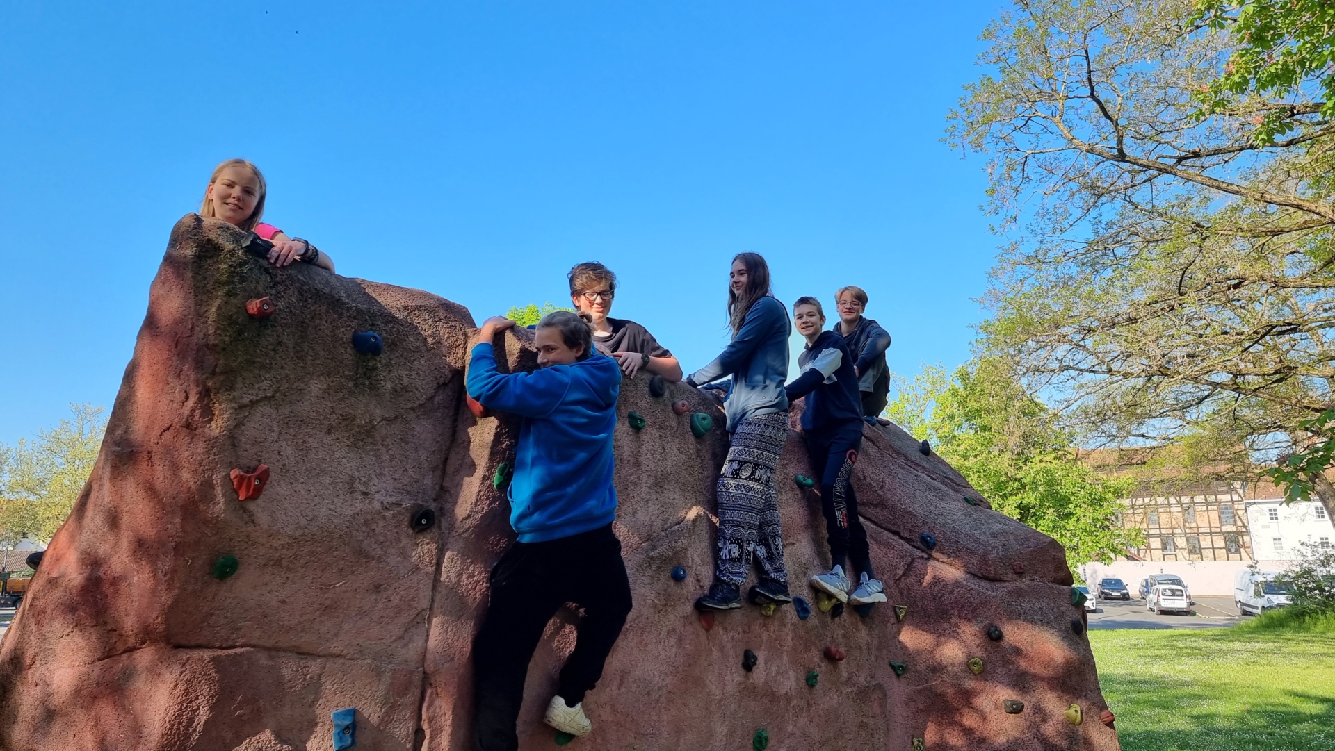 Bild: Beim Brötchenholen am nächsten Tag finden wir eine Kletterwand. Das sorgt für eine leichte Verzögerung.