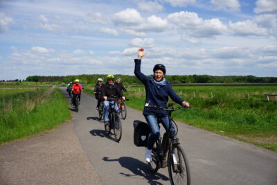 Freundliche Radfahrer-innen gr&uuml;&szlig;en  (Bild vergr&ouml;&szlig;ern)