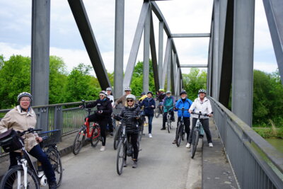 RAD-WANDERGRUPPE am Mittellandkanal  (Bild vergr&ouml;&szlig;ern)
