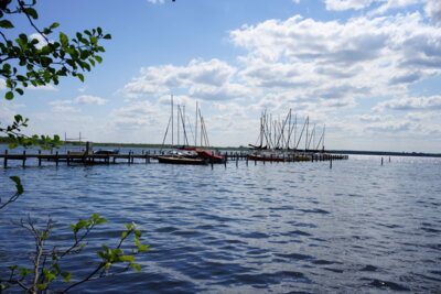 Vom Uferweg - Erster Blick auf&acute;s Meer  (Bild vergr&ouml;&szlig;ern)