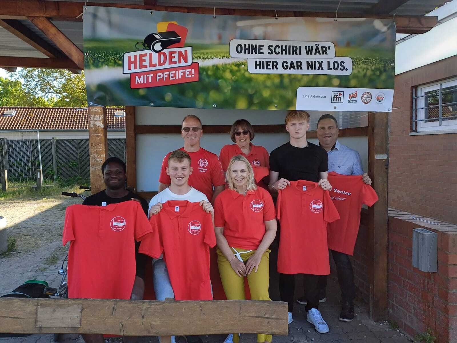 Bild : Vorstand übergibt Shirts an die Schiedsrichter