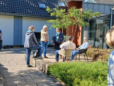 Vor dem Hotel "Flussbett" 
