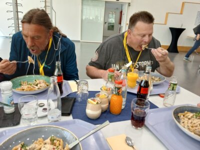 Essen in der Betriebskantine 