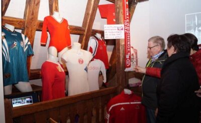 Vorschaubild: Wendlinger Zeitung 20.03.2017 Die Ausstellung „125 Jahre Sport in Unterboihingen“ wurde am Sonntag eröffnet - Wenn das Publikum bis hinaus auf die Straße vor der Pfarrscheuer steht, dann kann man sicher sein, dass hier eine Sonderausstellung im Wendlinger Stadtmuseum eröffnet wird. So auch gestern Vormittag. „125 Jahre Sport in Unterboihingen“ heißt die Ausstellung des Turnvereins Unterboihingen, die anlässlich seines Jubiläums bis zum 30. September zu sehen sein wird. – Wenn das Organisationsteam um Hubert Großmann schon vor zwei Jahren gewusst hätte, was auf sie bei der Ausstellung zukommen würde, dann hätten sie womöglich die Finger davon gelassen, plauderte Peter Krenn, der Vorsitzende des TVU, bei der Eröffnung aus dem Nähkästchen. Nicht weniger als 500 Manpower-Stunden waren notwendig, die Vereinsgeschichte der letzten 125 Jahre aufzuarbeiten. „Anfangs ein scheinbar unbezwingbarer Berg“, berichtete der Ehrenvorsitzende Hubert Großmann und zollte dem Museumsverein großen Respekt für seine über 30 Ausstellungen, die er seit Eröffnung des Stadtmuseums auf die Beine gestellt hat. Dank der Hilfe von Peter Hoefer, Vorsitzender des Museumvereins, und des Organisationsteams mit Regina und Norbert Großmann, Gerlinde und Roland Großmann, Wolfram Straub, Gerold Zeller, Wilfried Großmann, Rainer Benz und Herbert Thiergärtner konnte der Berg schließlich zur Zufriedenheit bewältigt werden. Zumal erschwerend hinzukam, dass ein großer Teil der Akten beim Hochwasser 1978 in der Turnhalle vernichtet worden war. Außer Fotos und Dokumenten waren auch nur wenige Exponate vorhanden, doch da konnte vieles aus Privatbesitz zusammentragen werden. Hubert Großmann dankte auch dem Schwäbischen Turnerbund für dessen Unterstützung zu den Jubiläumsvorbereitungen wie einem Workshop, an dem ein Teil des TVU-Organisationsteams teilnahm. – Wie könnte man Geschichte besser darstellen als anhand einer Ausstellung über die Geschichte eines Vereins wie dem TVU, freute sich Bürgermeister Steffen Weigel bei der Eröffnung. Daran sei auch Stadtgeschichte ablesbar, viele Menschen fänden sich hier wieder. Das Stadtmuseum sei damit eine wichtige Erinnerungsstätte für Wendlingen und seine Bürger. – Die Ausstellung ist zu den üblichen Öffnungszeiten des Stadtmuseums zu besichtigen, außerdem finden Führungen statt, wofür sich Interessenten an das Museum oder an den TVU wenden. gki