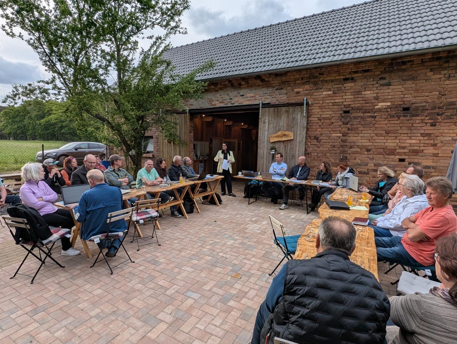 Bild: Ausschuss-Sitzung im Fahrradcafé Säritz. Foto: Stadt Calau / Jan Hornhauer