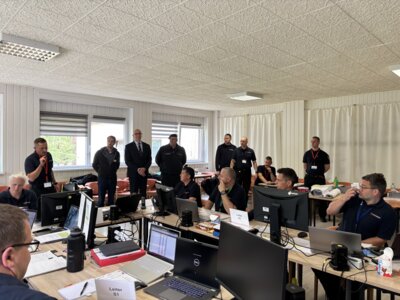Ministerpr&auml;sident Dietmar Woidke besucht das Lagezentrum im KiEZ Frauensee (Quelle  Pressestelle LDS)   (Bild vergr&ouml;&szlig;ern)