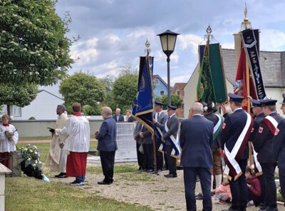 Andachr am Gedenkstein im Friedhof  (Bild vergr&ouml;&szlig;ern)