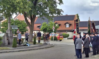 Kranzniederlegung an der Mariens&auml;ule  (Bild vergr&ouml;&szlig;ern)