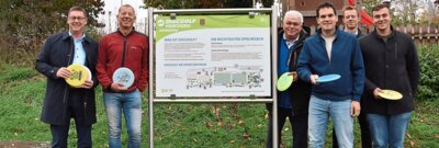 Stolz pr&auml;sentieren B&uuml;rgermeister Helmut Fichtner und die Vertreter des Sportclubs und des Fu&szlig;ballclubs Mainburg den neuen Discgolf-Parcours. Foto: Manuela Junk 