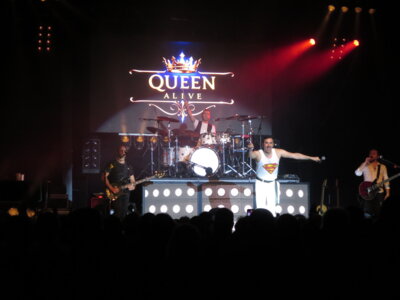 Foto des Albums: FOREVER QUEEN - performed by Queen Alive