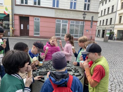 Fotoalbum Lese-Schnipseljagd zum Welttag des Buches – Klasse 4 unterwegs bei Hugendubel