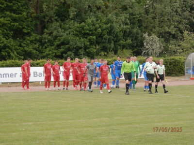 Letztes Saisonausw&auml;rtsspiel f&uuml;r den FC Seenland Warin (rot) am vergangenen Spieltag in Teterow. 