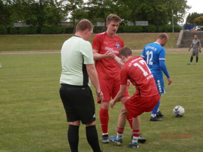 Voll ausgepowert, hier zuletzt schon von Kr&auml;mpfen geplagt, der in dieser Partie sehr laufintensive zweikampfstarke Jonas Bohnes (Nr.17). Tatkr&auml;ftige Unterst&uuml;tzung an seinen Mannschaftskameraden hier durch FC Mittelfeldmotor Sean Beckert. Intensive Beobachtung dieser Situation auch durch Schiri Tobias Schoknecht (SV Traktor Dargun). 