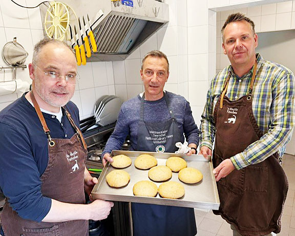 Bild: Henrik Stamer, Matthias Kleber und Thomas Kresse präsentieren die fertigen Burgerbrötchen