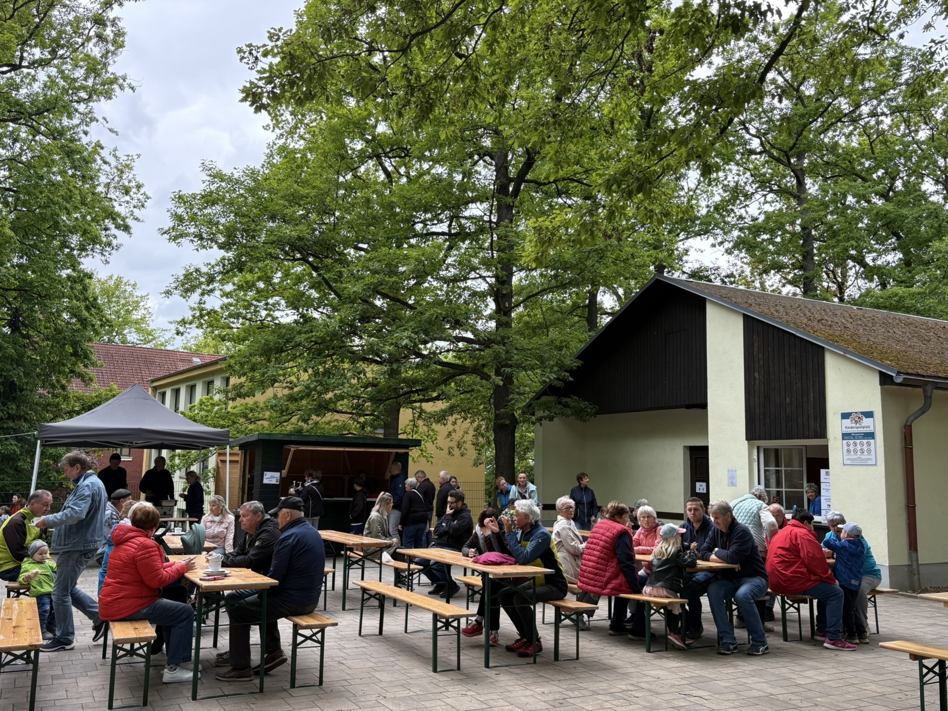 Bild: Bewirtung am Jugendhaus