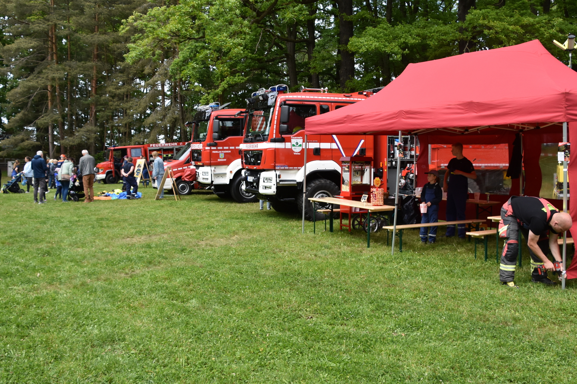 Bild: Fahrzeugschau der Feuerwehren