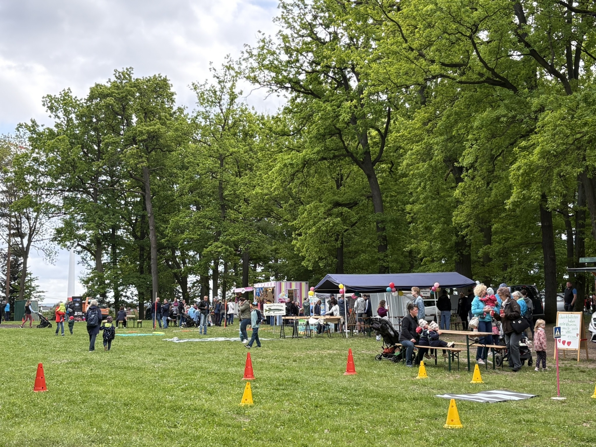 Bild: Festwiese mit Stationen