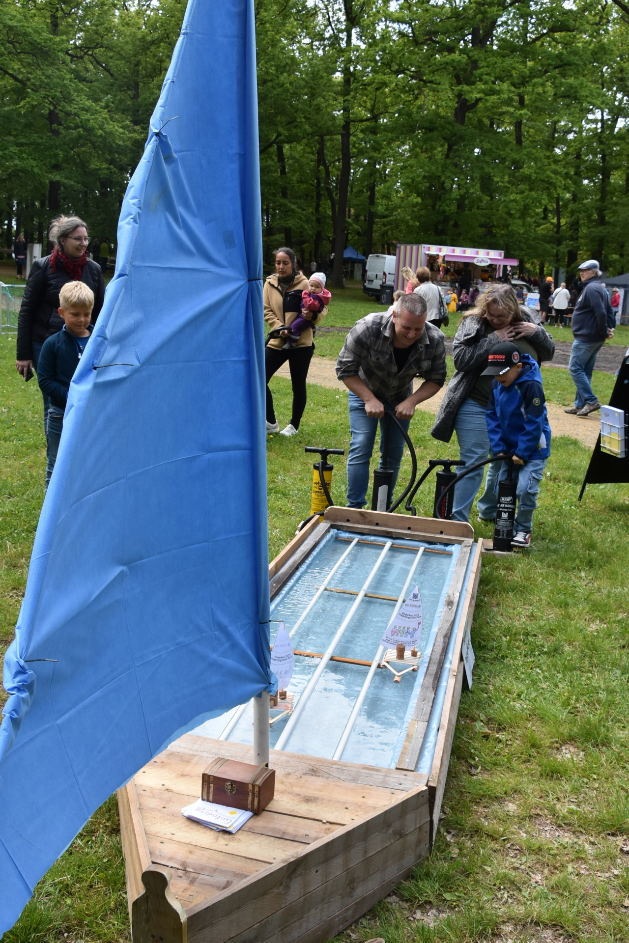 Bild: Holzboot Wettrennen