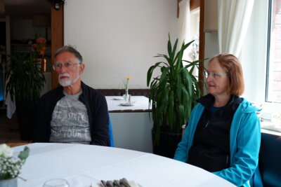 Am runden Tisch -2  (Bild vergr&ouml;&szlig;ern)