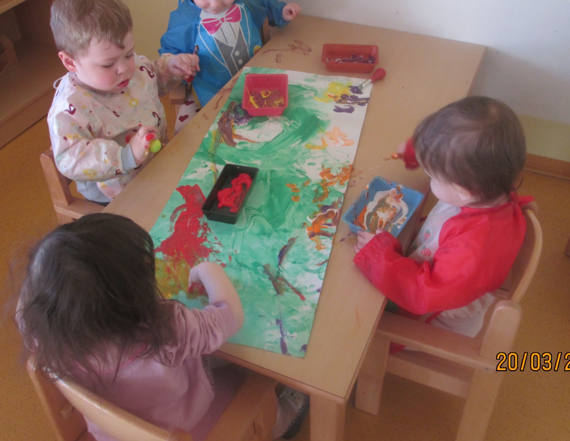 Bild: Wir pinseln unsere eigene bunte Blumenwiese.