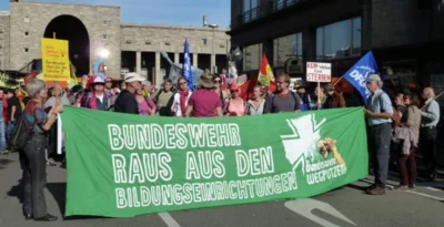 Vorschaubild: Große Demo in Stuttgart 2012 Das Transparent halten Heidi und Jürgen vom Heidelberger Friedensratschlag
