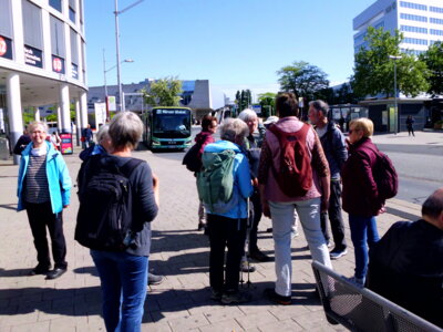 Warten auf den Bus 202  (Bild vergr&ouml;&szlig;ern)