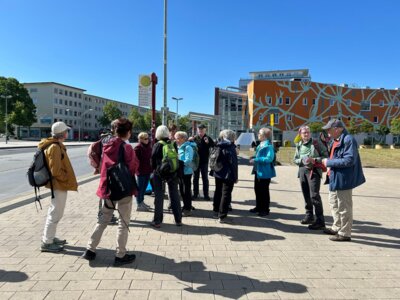 Warten auf den 202er zum Bahnhof  (Bild vergr&ouml;&szlig;ern)