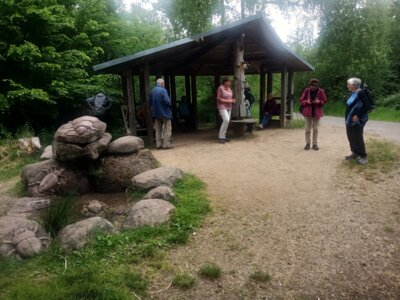 Rast an der K&auml;fertr&auml;nke  (Bild vergr&ouml;&szlig;ern)