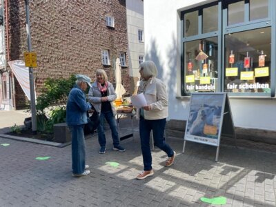 Ein Passant wird informiert  (Bild vergr&ouml;&szlig;ern)