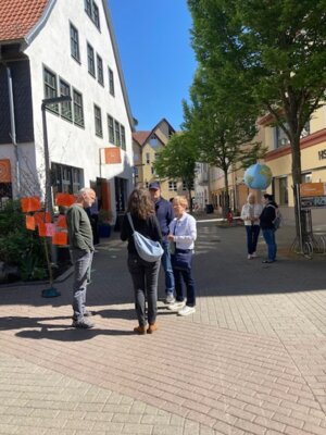 Diskussion vor dem Laden  (Bild vergr&ouml;&szlig;ern)