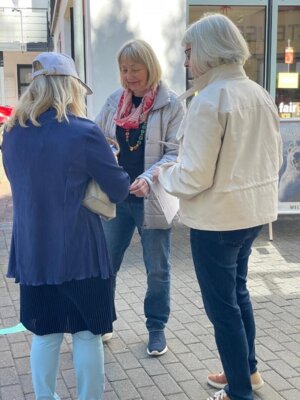Eine Kundin zieht ein Los  (Bild vergr&ouml;&szlig;ern)