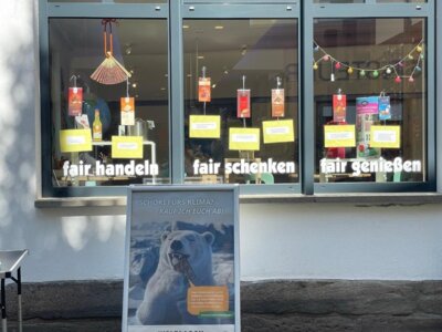 Infos h&auml;ngen am Fenster  (Bild vergr&ouml;&szlig;ern)