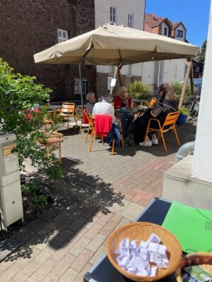 Kaffeetreff drau&szlig;en  (Bild vergr&ouml;&szlig;ern)