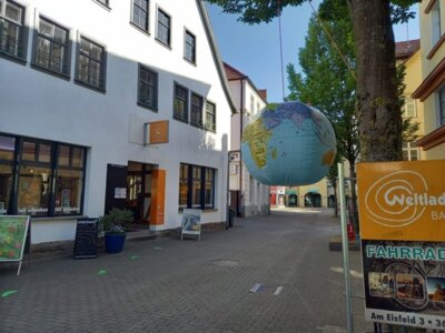 Weltkugel h&auml;ngt vor dem Laden  (Bild vergr&ouml;&szlig;ern)