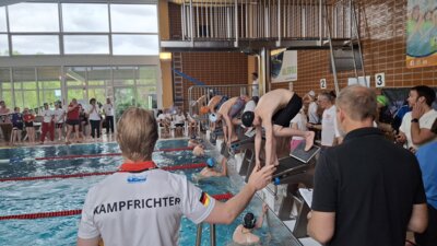 Schiedrichter in Action  (Bild vergr&ouml;&szlig;ern)
