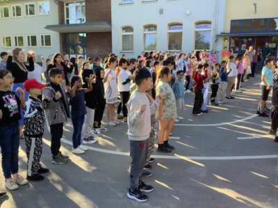 Mit allen Kindern singen wir jeden Morgen das Lied &sbquo;Wir sind kleine Helden.&lsquo;  (Bild vergr&ouml;&szlig;ern)