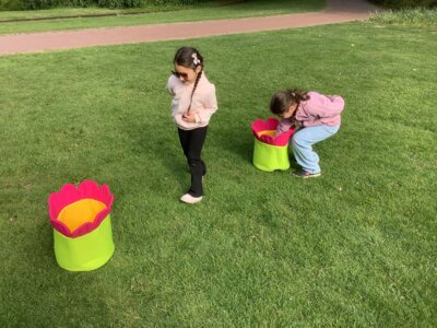 In einem Spiel sind wir Bienen und sammeln Pollen.  (Bild vergr&ouml;&szlig;ern)