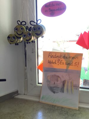 Hinweis auf unsere Aktivit&auml;ten auf dem Schulhof.  (Bild vergr&ouml;&szlig;ern)