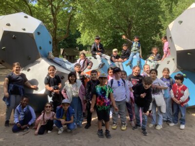 Auf dem Spielplatz in der Gruga stellen wir uns f&uuml;r ein Klassenfoto auf.  (Bild vergr&ouml;&szlig;ern)
