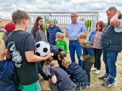 Foto des Albums: Familienfest in Sadenbeck mit Übergabe von zwei Fußballtoren