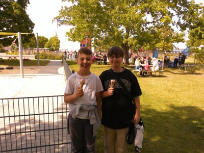 Ein lecker Eis geht immer!  (Bild vergrößern)