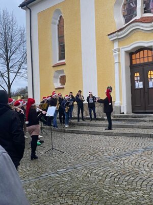 Foto des Albums: Weihnachtskonzert am 24.12.2021 vor der Kirche in Roggenstein